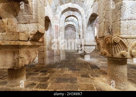 Leyre, Espagne - 10 août 2019 : intérieur de l'ancienne crypte romane de l'Église du Saint-Sauveur de Leyre Iglesia de San S. Banque D'Images