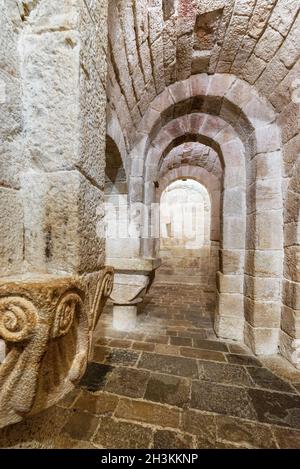 Leyre, Espagne - 10 août 2019 : intérieur de l'ancienne crypte romane de l'Église du Saint-Sauveur de Leyre Iglesia de San S. Banque D'Images