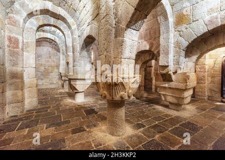 Leyre, Espagne - 10 août 2019 : intérieur de l'ancienne crypte romane de l'Église du Saint-Sauveur de Leyre Iglesia de San S. Banque D'Images