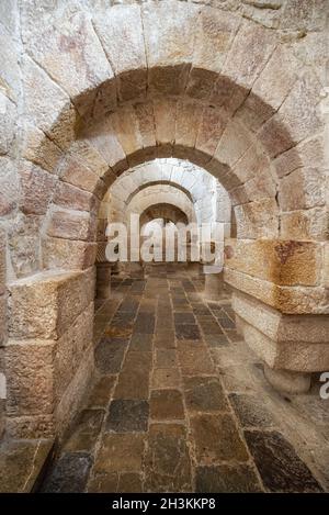 Leyre, Espagne - 10 août 2019 : intérieur de l'ancienne crypte romane de l'Église du Saint-Sauveur de Leyre Iglesia de San S. Banque D'Images