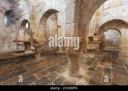 Leyre, Espagne - 10 août 2019 : intérieur de l'ancienne crypte romane de l'Église du Saint-Sauveur de Leyre Iglesia de San S. Banque D'Images