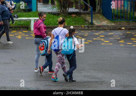 27 octobre 2021, Caracas, Distrito Capital, Venezuela : les parents recherchent leurs enfants après la première journée d'école, depuis le début de la pandémie en mars 202.Retour aux classes dans les écoles primaires et secondaires depuis le début de la pandémie, mars 2020.Caracas.Venezuela (Credit image: © Jimmy Villalta/ZUMA Press Wire) Banque D'Images