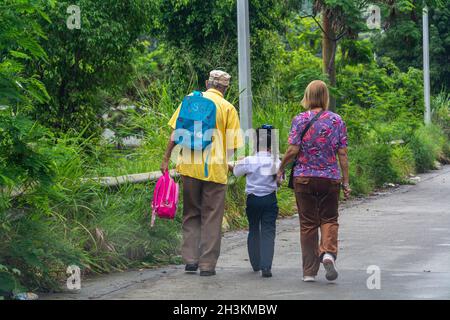 27 octobre 2021, Caracas, Distrito Capital, Venezuela : les parents recherchent leurs enfants après la première journée d'école, depuis le début de la pandémie en mars 202.Retour aux classes dans les écoles primaires et secondaires depuis le début de la pandémie, mars 2020.Caracas.Venezuela (Credit image: © Jimmy Villalta/ZUMA Press Wire) Banque D'Images