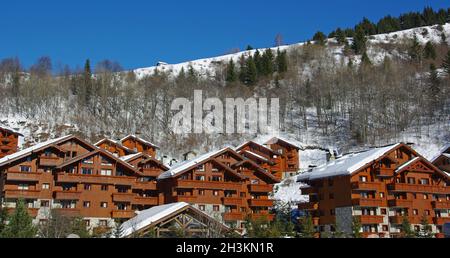 FRANCE.SAVOIE (73) STATION DE SKI DE MÉRIBEL EN HIVER, CHALETS Banque D'Images