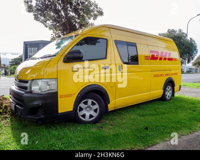 AUCKLAND, NOUVELLE-ZÉLANDE - 25 octobre 2021 : minibus de livraison jaune Toyota Hiace DHL.Auckland, Nouvelle-Zélande - octobre 25 2019 Banque D'Images