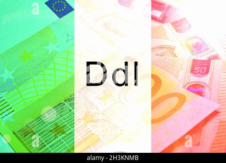 Drapeau italien avec billets en euros et le texte « dl » Banque D'Images