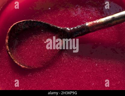 Décisions de jus de fruits de viorne à la maison. Processus de fabrication de sirop sucré rouge. Close-up. Banque D'Images