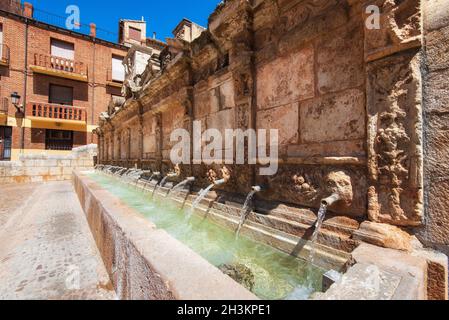 Vingt tuyaux fontaine dans la province du village de Daroca à Zaragoza, en Espagne. Banque D'Images