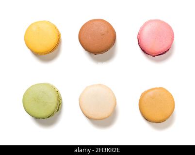 Variété de macarons couleur pastel, isolés sur fond blanc.Flat Lay vue en grand angle de délicieux petits gâteaux français. Banque D'Images