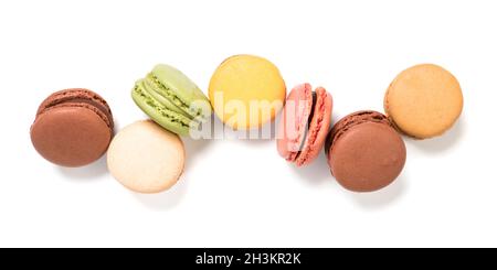 Variété de macarons couleur pastel, isolés sur fond blanc.Vue panoramique en grand angle des petits gâteaux français. Banque D'Images