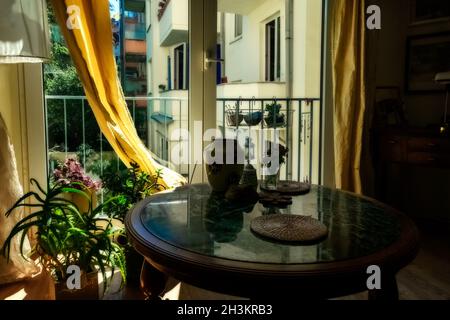 Table basse romantique, deux tasses de café sur une table en marbre. Banque D'Images
