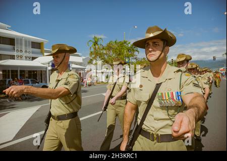 Un défilé de militaires en hommage au 97e défilé de l'ANZAC à l'aube à Cairns, Queensland, en Australie. Banque D'Images