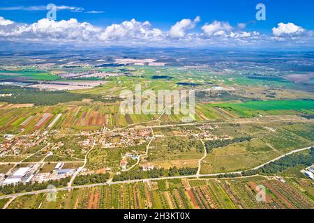 Paysage agricole de Ravni Kotari à l'arrière-pays de Zadar vue panoramique aérienne, nord de la région de Dalmatie en Croatie Banque D'Images