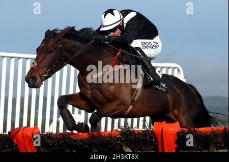 Imperméable et envahissant par le jockey Brian Hayes sur le chemin de gagner l'Irish Stallion Farms EBF Mares Novice hdle pendant la première journée du Ladbrokes Festival of Racing à l'hippodrome de Down Royal, Lisburn.Date de la photo: Vendredi 29 octobre 2021. Banque D'Images