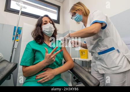 Le personnel de santé de l'ASL local de Rieti, vaccinera avec la troisième dose, dans le centre de vaccination de l'hôpital de Rieti 'San Camillo de Lellis', là où la campagne de vaccination a commencé en Latium en janvier 2021.De nombreux médecins, infirmières et personnels de santé en général pour la troisième dose pour lutter définitivement contre Covid19.(Photo de Riccardo Fabi/Pacific Press) crédit: Pacific Press Media production Corp./Alay Live News Banque D'Images