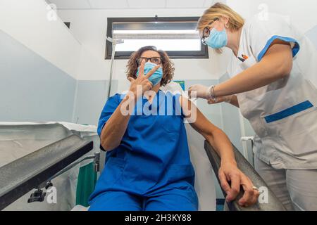 Le personnel de santé de l'ASL local de Rieti, vaccinera avec la troisième dose, dans le centre de vaccination de l'hôpital de Rieti 'San Camillo de Lellis', là où la campagne de vaccination a commencé en Latium en janvier 2021.De nombreux médecins, infirmières et personnels de santé en général pour la troisième dose pour lutter définitivement contre Covid19.(Photo de Riccardo Fabi/Pacific Press) crédit: Pacific Press Media production Corp./Alay Live News Banque D'Images