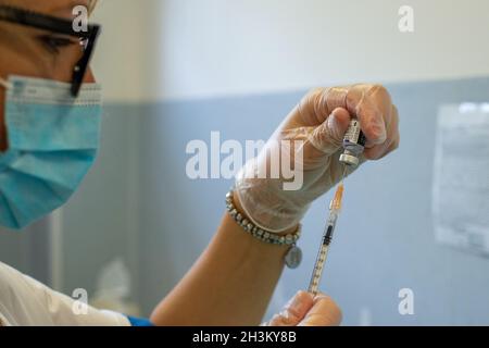 Le personnel de santé de l'ASL local de Rieti, vaccinera avec la troisième dose, dans le centre de vaccination de l'hôpital de Rieti 'San Camillo de Lellis', là où la campagne de vaccination a commencé en Latium en janvier 2021.De nombreux médecins, infirmières et personnels de santé en général pour la troisième dose pour lutter définitivement contre Covid19.(Photo de Riccardo Fabi/Pacific Press) crédit: Pacific Press Media production Corp./Alay Live News Banque D'Images
