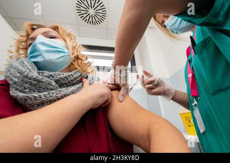 Le personnel de santé de l'ASL local de Rieti, vaccinera avec la troisième dose, dans le centre de vaccination de l'hôpital de Rieti 'San Camillo de Lellis', là où la campagne de vaccination a commencé en Latium en janvier 2021.De nombreux médecins, infirmières et personnels de santé en général pour la troisième dose pour lutter définitivement contre Covid19.(Photo de Riccardo Fabi/Pacific Press) crédit: Pacific Press Media production Corp./Alay Live News Banque D'Images