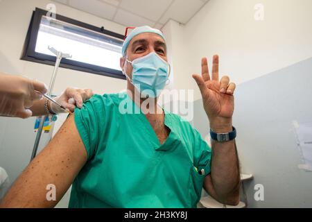 Le personnel de santé de l'ASL local de Rieti, vaccinera avec la troisième dose, dans le centre de vaccination de l'hôpital de Rieti 'San Camillo de Lellis', là où la campagne de vaccination a commencé en Latium en janvier 2021.De nombreux médecins, infirmières et personnels de santé en général pour la troisième dose pour lutter définitivement contre Covid19.(Photo de Riccardo Fabi/Pacific Press) crédit: Pacific Press Media production Corp./Alay Live News Banque D'Images