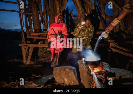 Les volontaires scouts de l'Association communautaire des forêts (CFA) préparent un dîner au camp de base en bordure de la forêt de Kirisia le 13 août 202, Samburu, K Banque D'Images