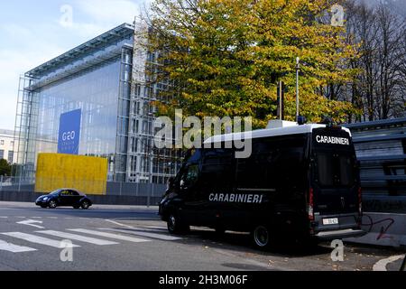 Rome, Italie.29 octobre 2021.La police italienne sécurise la zone du centre de congrès de la Nuvola (le nuage) où le sommet du G20 doit se tenir à Rome, en Italie, le 29 octobre 2021.Crédit: ALEXANDROS MICHAILIDIS/Alamy Live News Banque D'Images