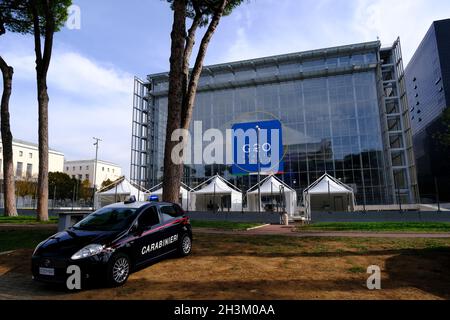 Rome, Italie.29 octobre 2021.La police italienne sécurise la zone du centre de congrès de la Nuvola (le nuage) où le sommet du G20 doit se tenir à Rome, en Italie, le 29 octobre 2021.Crédit: ALEXANDROS MICHAILIDIS/Alamy Live News Banque D'Images