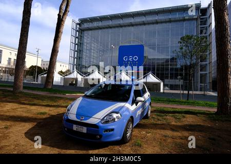 Rome, Italie.29 octobre 2021.La police italienne sécurise la zone du centre de congrès de la Nuvola (le nuage) où le sommet du G20 doit se tenir à Rome, en Italie, le 29 octobre 2021.Crédit: ALEXANDROS MICHAILIDIS/Alamy Live News Banque D'Images