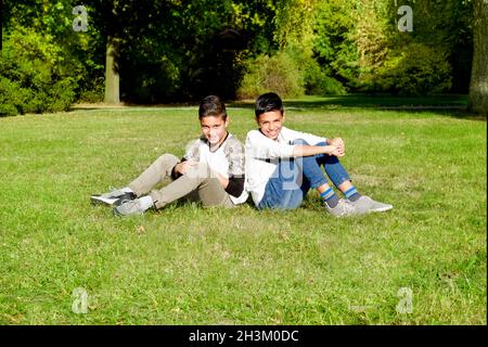 La mère et les adolescents à pied dans le parc Banque D'Images