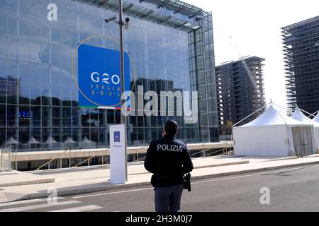 Rome, Italie.29 octobre 2021.La police italienne sécurise la zone du centre de congrès de la Nuvola (le nuage) où le sommet du G20 doit se tenir à Rome, en Italie, le 29 octobre 2021.Crédit: ALEXANDROS MICHAILIDIS/Alamy Live News Banque D'Images