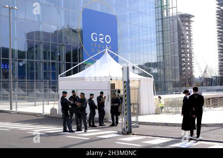 Rome, Italie.29 octobre 2021.La police italienne sécurise la zone du centre de congrès de la Nuvola (le nuage) où le sommet du G20 doit se tenir à Rome, en Italie, le 29 octobre 2021.Crédit: ALEXANDROS MICHAILIDIS/Alamy Live News Banque D'Images