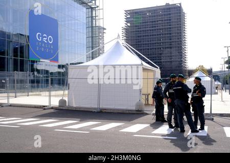 Rome, Italie.29 octobre 2021.La police italienne sécurise la zone du centre de congrès de la Nuvola (le nuage) où le sommet du G20 doit se tenir à Rome, en Italie, le 29 octobre 2021.Crédit: ALEXANDROS MICHAILIDIS/Alamy Live News Banque D'Images