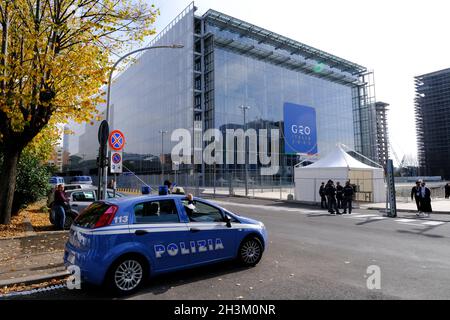 Rome, Italie.29 octobre 2021.La police italienne sécurise la zone du centre de congrès de la Nuvola (le nuage) où le sommet du G20 doit se tenir à Rome, en Italie, le 29 octobre 2021.Crédit: ALEXANDROS MICHAILIDIS/Alamy Live News Banque D'Images