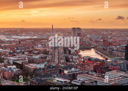 Rotterdam, pays-Bas, paysage urbain vers le quartier de Delfshaven au crépuscule Banque D'Images