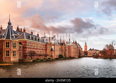 La Haye, pays-Bas à Binnenhof et douve au crépuscule. Banque D'Images