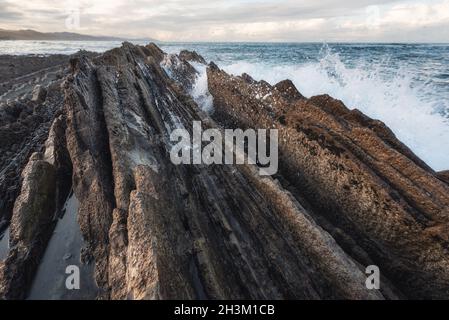 Paysage côtier de Flysch célèbre à Zumaia, Pays basque, Espagne. Les formations géologiques célèbres sont un monument. Banque D'Images