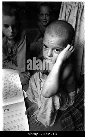 Jeune Krishna dans une école privée de 3rd ans à Dallas, Texas, avec des cheveux coupés en 1975 Banque D'Images