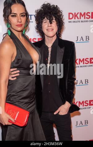 New York, États-Unis.28 octobre 2021.Julieta Grajales et Laura Pergolizzi Ruffo, connue sous le nom de LP, participent au gala du 30e anniversaire de DKMS à Cipriani Wall Street à New York.Crédit : SOPA Images Limited/Alamy Live News Banque D'Images