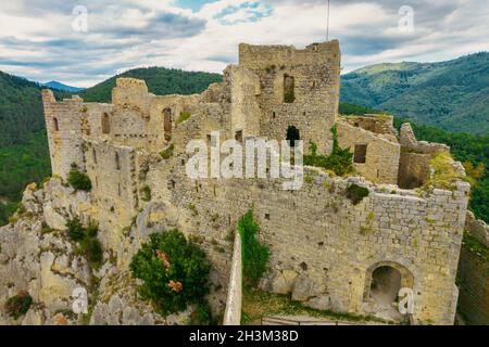 Photo aérienne montrant le château médiéval de Puilaurens dans les Pyrénées, France Banque D'Images