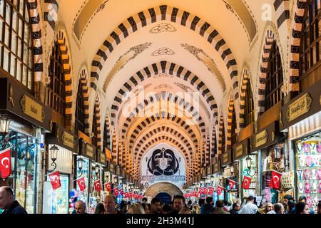 ISTANBUL, TURQUIE - 15 DÉCEMBRE 2018 : Bazar égyptien ou Bazar aux épices (turc : MISIR CASRISI) à Eminonu, Istanbul, Turquie.L'un des plus anciens couverts Banque D'Images