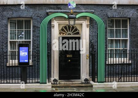 Downing Street, Londres, Royaume-Uni.29 octobre 2021.10 la célèbre porte de Downing Street est illuminée pour célébrer l'accueil de la conférence climatique COP26 par le Royaume-Uni.Dans le cadre de l'initiative Green Light signal de National Grid, le numéro 10 met en lumière le virage du pays vers une énergie plus propre et plus verte, inspirée par le Green Light signal, avec une ampoule à faible énergie qui s'allume en vert lorsque l'alimentation électrique est la plus propre.Credit: Imagetraceur/Alamy Live News Banque D'Images