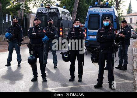 Rome, Italie.29 octobre 2021.La police italienne sécurise la zone lors d'une manifestation contre le sommet du G20 dans les rues centrales de Rome, en Italie, le 29 octobre 2021.Crédit: ALEXANDROS MICHAILIDIS/Alamy Live News Banque D'Images