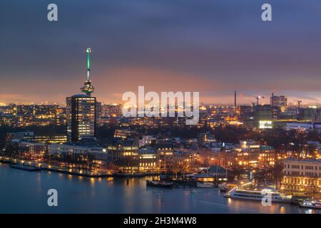 Rotterdam, pays-Bas, paysage urbain sur la rivière Nieuwe Maas la nuit. Banque D'Images