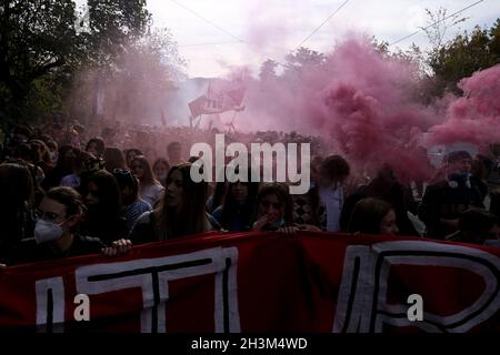 Rome, Italie.29 octobre 2021.Les étudiants manifestent contre le sommet du G20 dans les rues centrales de Rome, en Italie, le 29 octobre 2021.Le Sommet des chefs d'État et de gouvernement du Groupe des vingt (G20) se tiendra à Rome les 30 et 31 octobre 2021.Crédit: ALEXANDROS MICHAILIDIS/Alamy Live News Banque D'Images