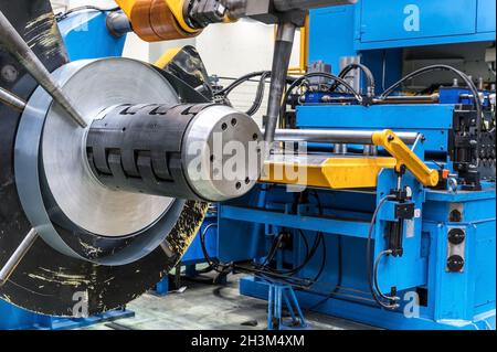 Bobines de tôle industrielles connectées à la machine de formage de profil de tôle. Banque D'Images