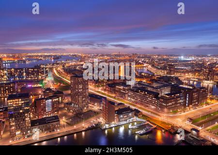 Rotterdam, pays-Bas, paysage urbain vers le quartier de Delfshaven au crépuscule Banque D'Images
