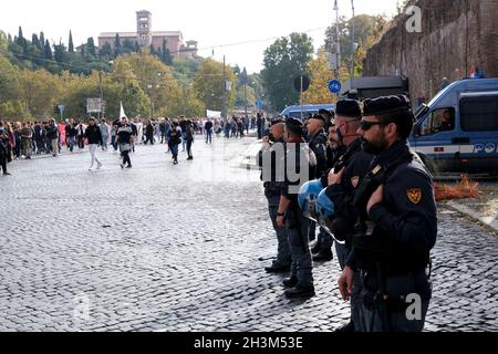 Rome, Italie.29 octobre 2021.La police italienne sécurise la zone lors d'une manifestation contre le sommet du G20 dans les rues centrales de Rome, en Italie, le 29 octobre 2021.Crédit: ALEXANDROS MICHAILIDIS/Alamy Live News Banque D'Images