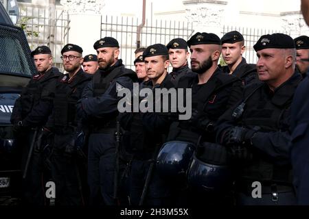 Rome, Italie.29 octobre 2021.La police italienne sécurise la zone lors d'une manifestation contre le sommet du G20 dans les rues centrales de Rome, en Italie, le 29 octobre 2021.Crédit: ALEXANDROS MICHAILIDIS/Alamy Live News Banque D'Images