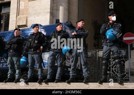 Rome, Italie.29 octobre 2021.La police italienne sécurise la zone lors d'une manifestation contre le sommet du G20 dans les rues centrales de Rome, en Italie, le 29 octobre 2021.Crédit: ALEXANDROS MICHAILIDIS/Alamy Live News Banque D'Images