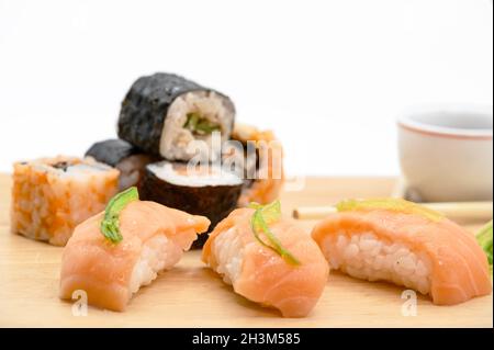 Gros plan de divers types de sushis japonais frais préparés. Banque D'Images