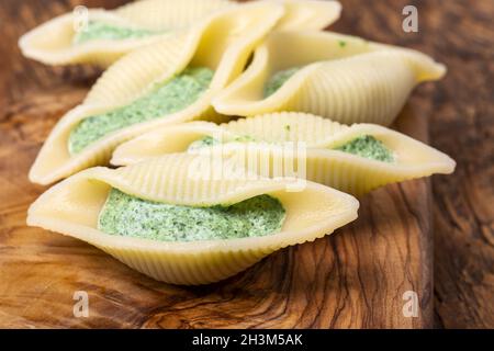 Pâtes italiennes conchiglino remplies d'épinards Banque D'Images